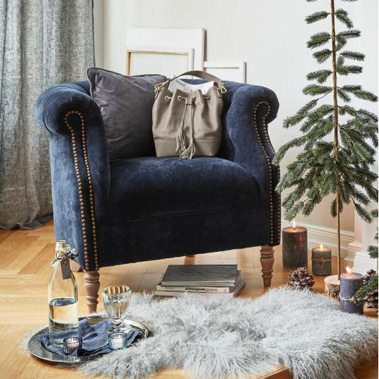 potahovana tmavomodra zamatova chesterfield calunena kreslo elegantna mestianska vila zamok obyvacia izba nabytok aranzovanie.jpg